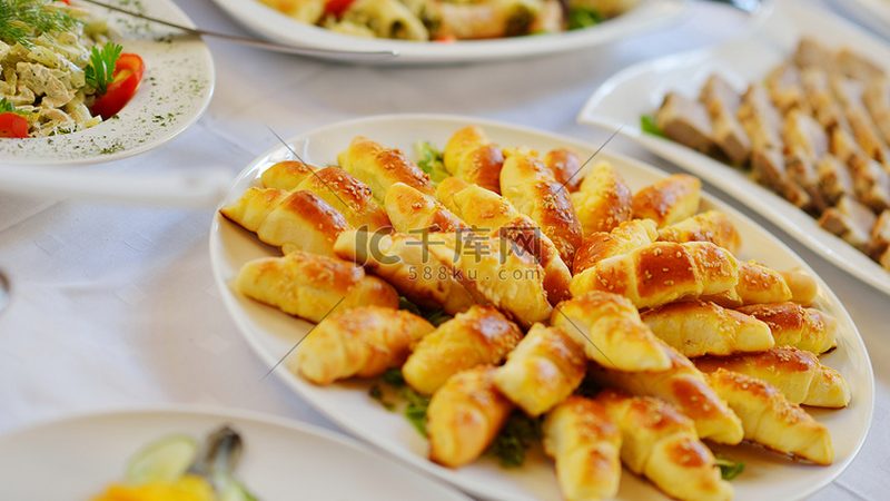 在选购蜜饯果干时，配料表是判断其品质的重要依据。消费者应关注以下几点：